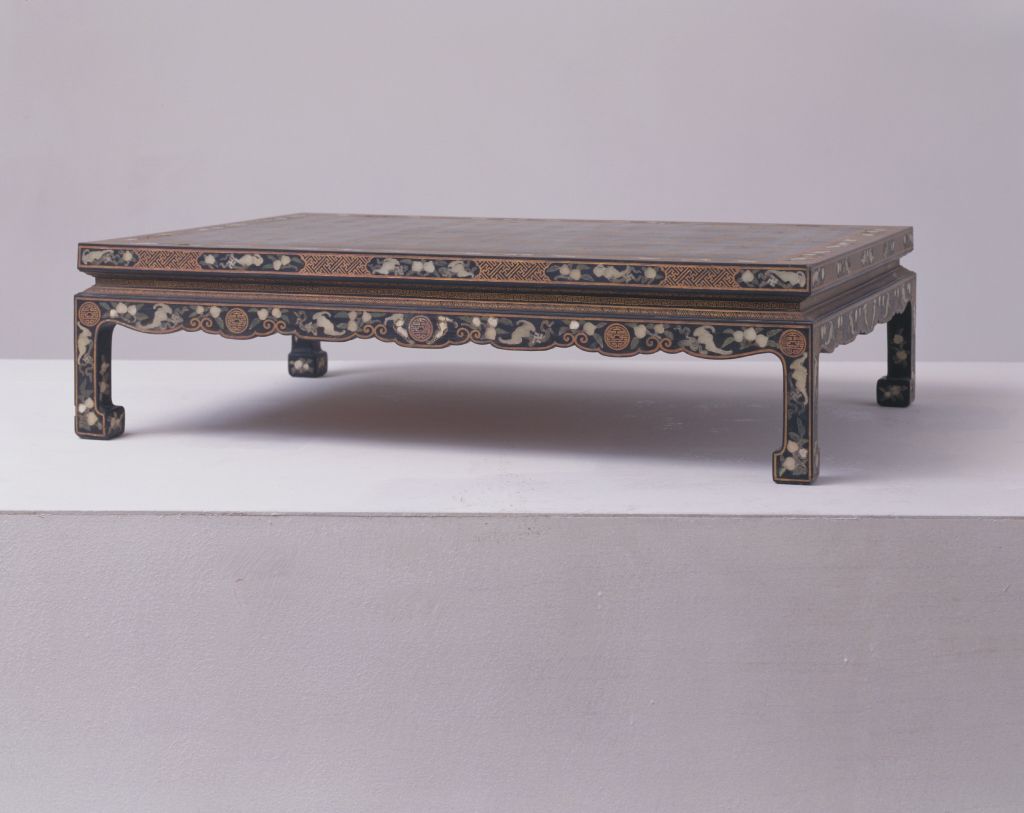 图片[1]-Kang table with jade longevity characters inlaid in black paint and gold-China Archive